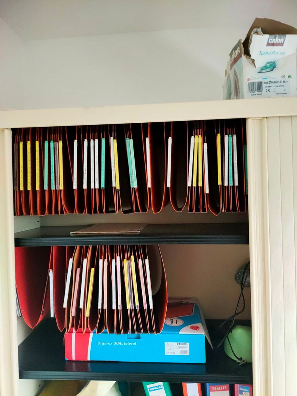 donne armoire rideau et table salle &agrave; manger Meubles