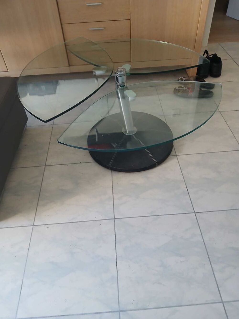 table de salon en verre. 3 plateaux qui se d&eacute;plient. 90cm&agrave;-56&agrave;-46. ouverte. 106cm.ep 11mm.etat neuf. valeur800% vendue 250€. Meubles