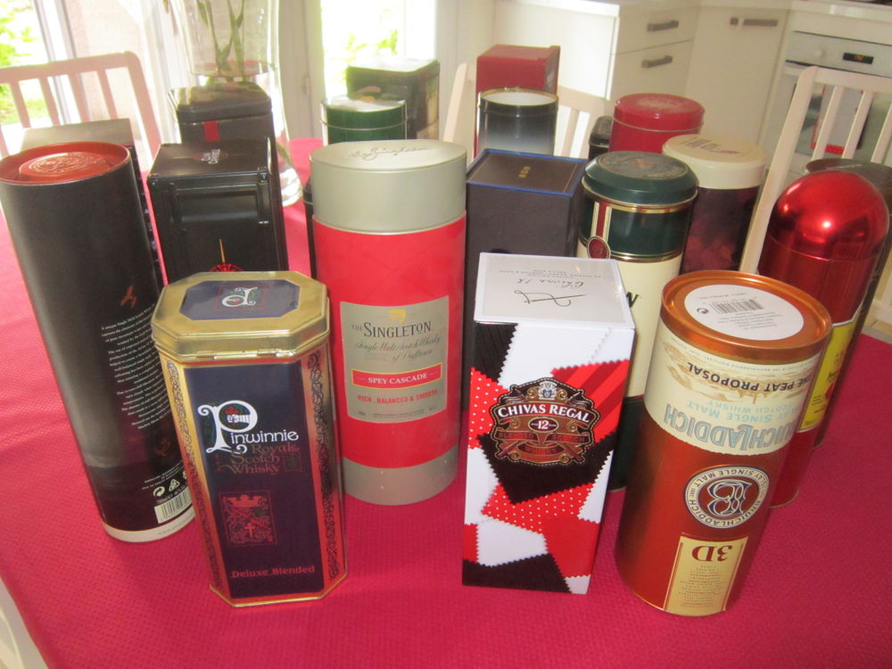 Un lot de vingt quatre (24) boites vides en m&eacute;tal Whisky 
Décoration