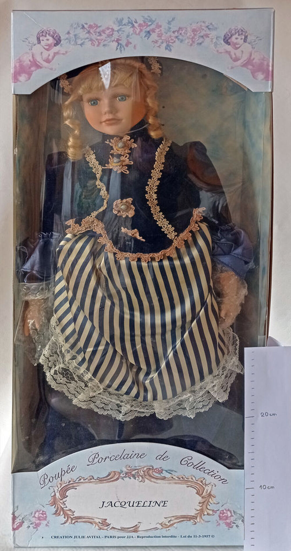 Poup&eacute;e de collection en porcelaine de 60cm 