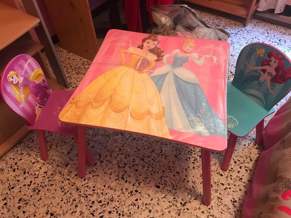 Table enfant disney et deux chaises 12 euros Meubles