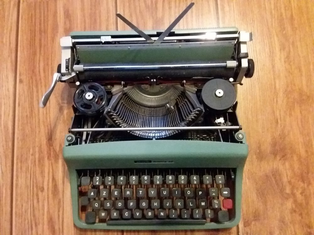 Machine &agrave; &eacute;crire portable vintage 