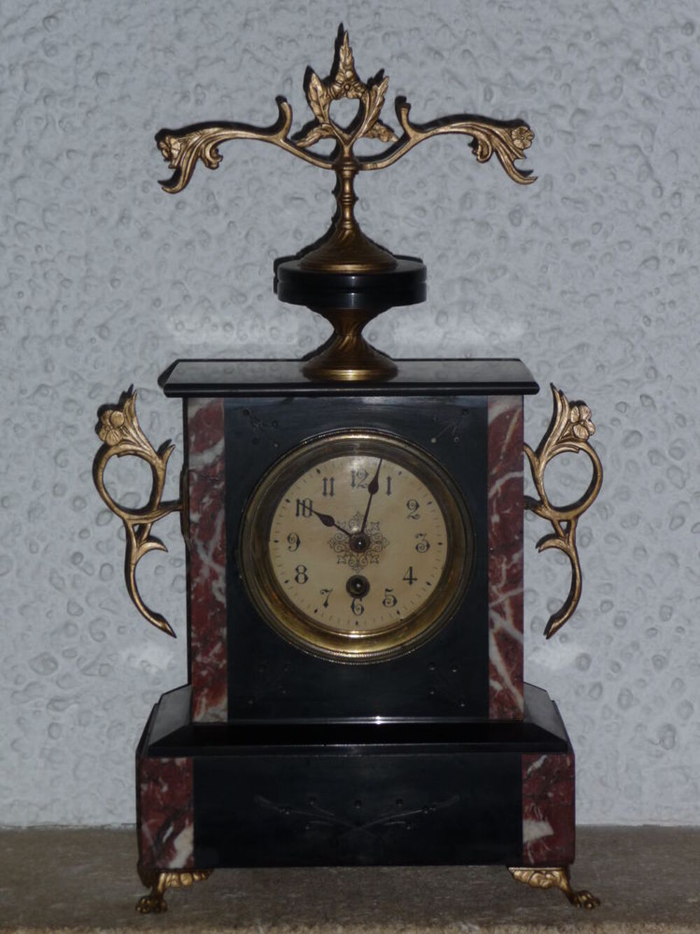 Pendule d'&eacute;poque Napol&eacute;on III en marbre (dite &agrave; chaperon)
Décoration