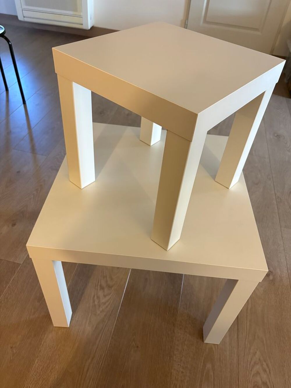 Duo de tables basses carr&eacute;es blanches neuves 
55/H45 et 35/H Meubles