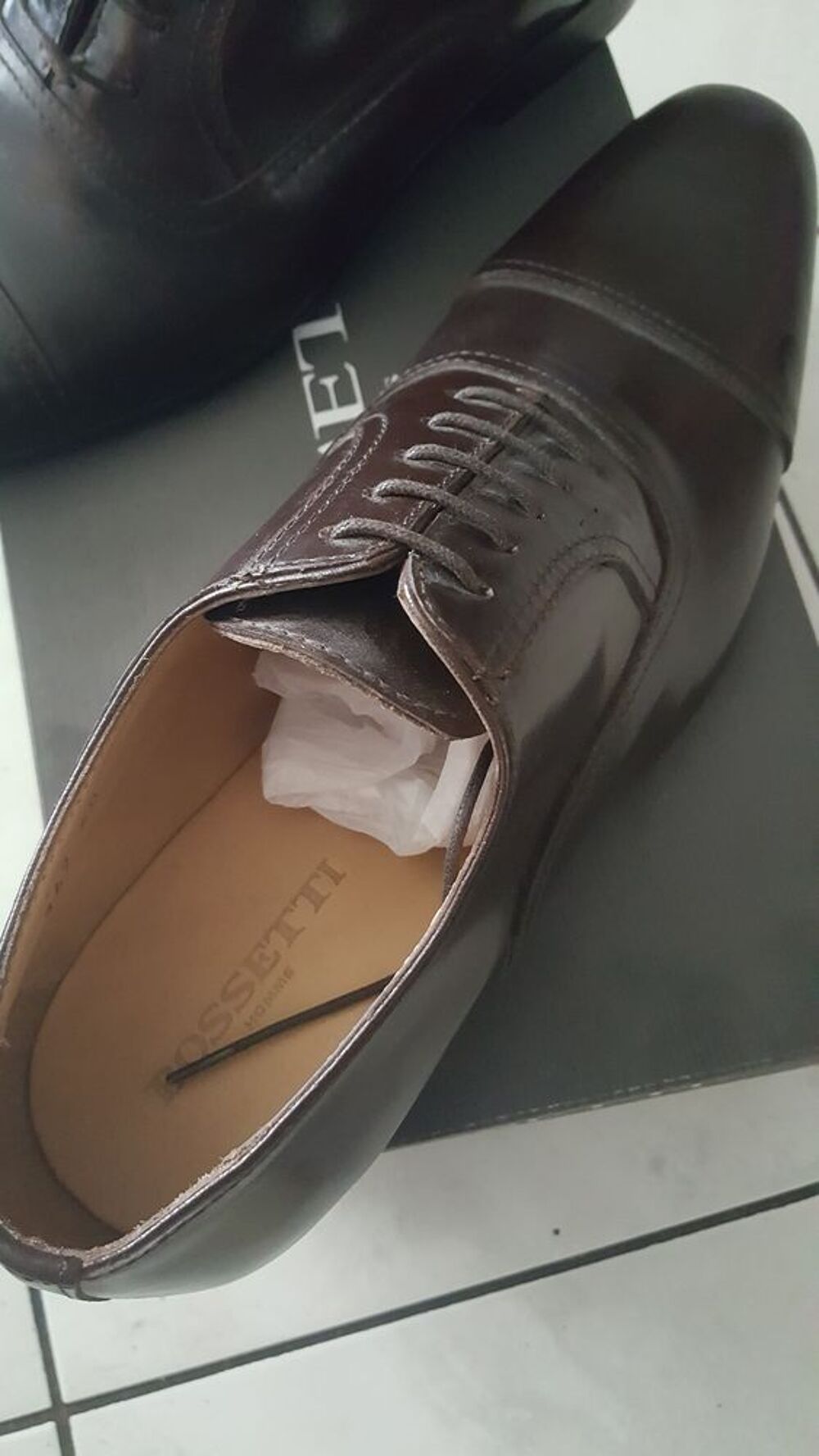 Chaussure neuve bossetti cuir taille 40. Chaussures