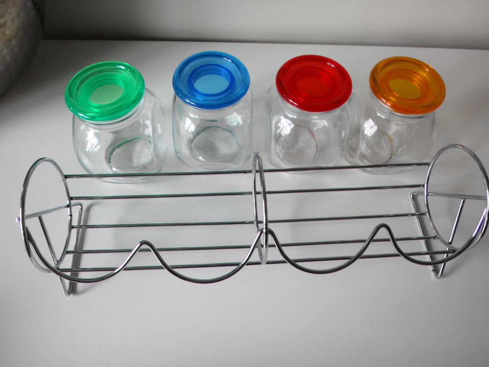 Pots &agrave; condiments en verre sur support chrom&eacute;.
Décoration