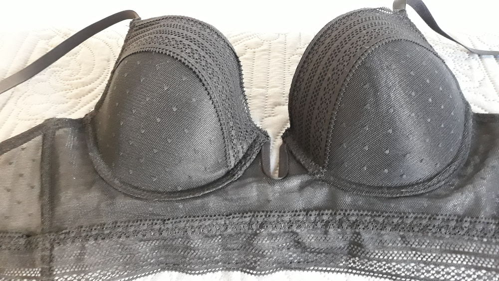 SOUTIEN GORGE NEUF NOIR DENTELLE 
95 C Vêtements