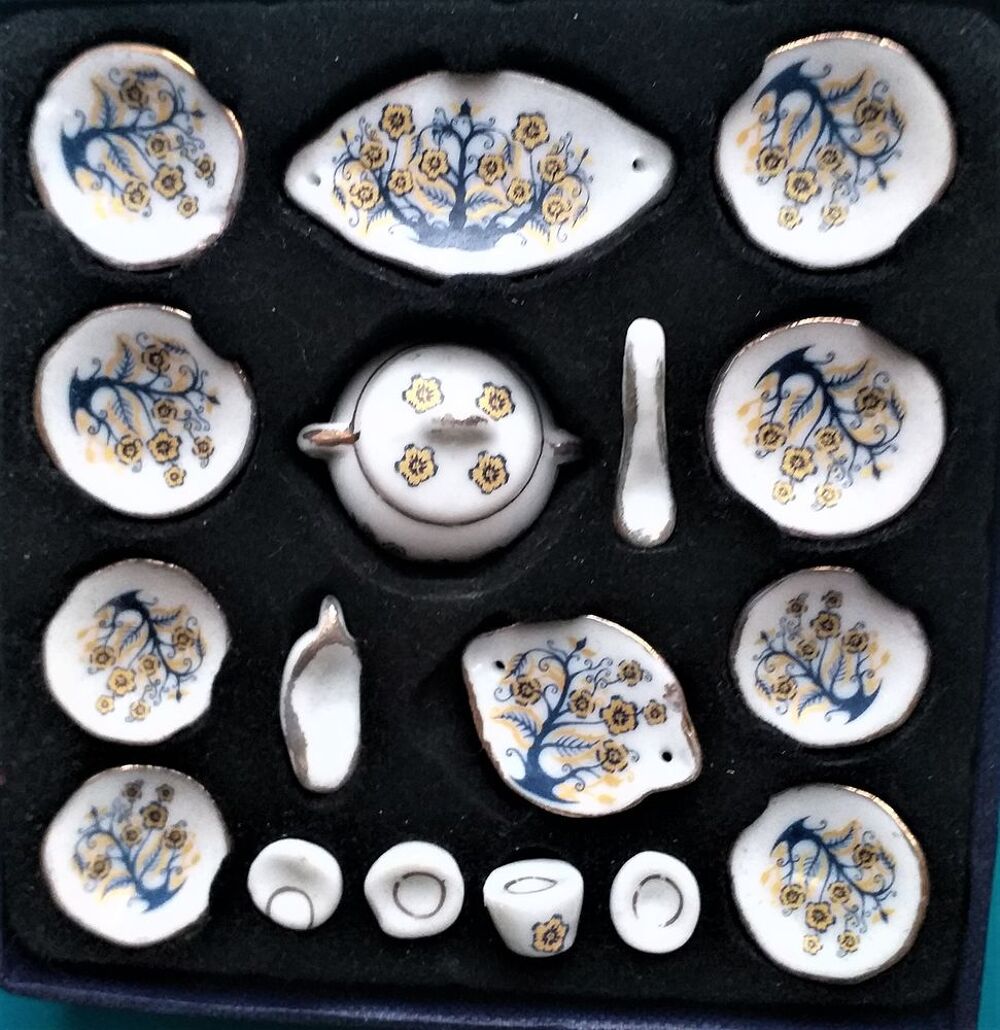 DINETTE miniature, tr&egrave;s petit service de table, 17 pi&egrave;ces motif fleuri Jeux / jouets