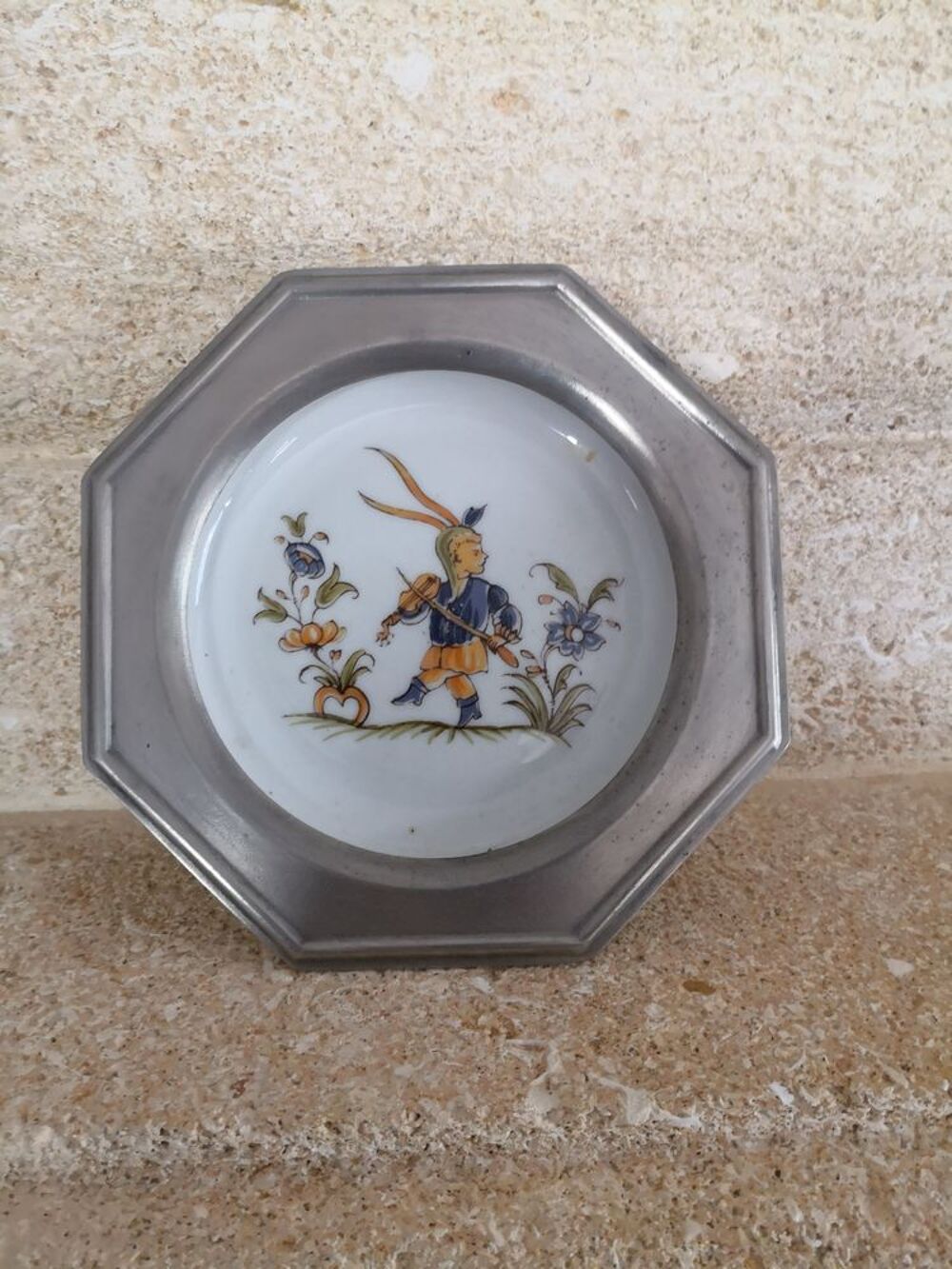 Tr&egrave;s belles assiettes &eacute;tain 95 % et fa&iuml;ence - Id&eacute;e de cadeau Décoration