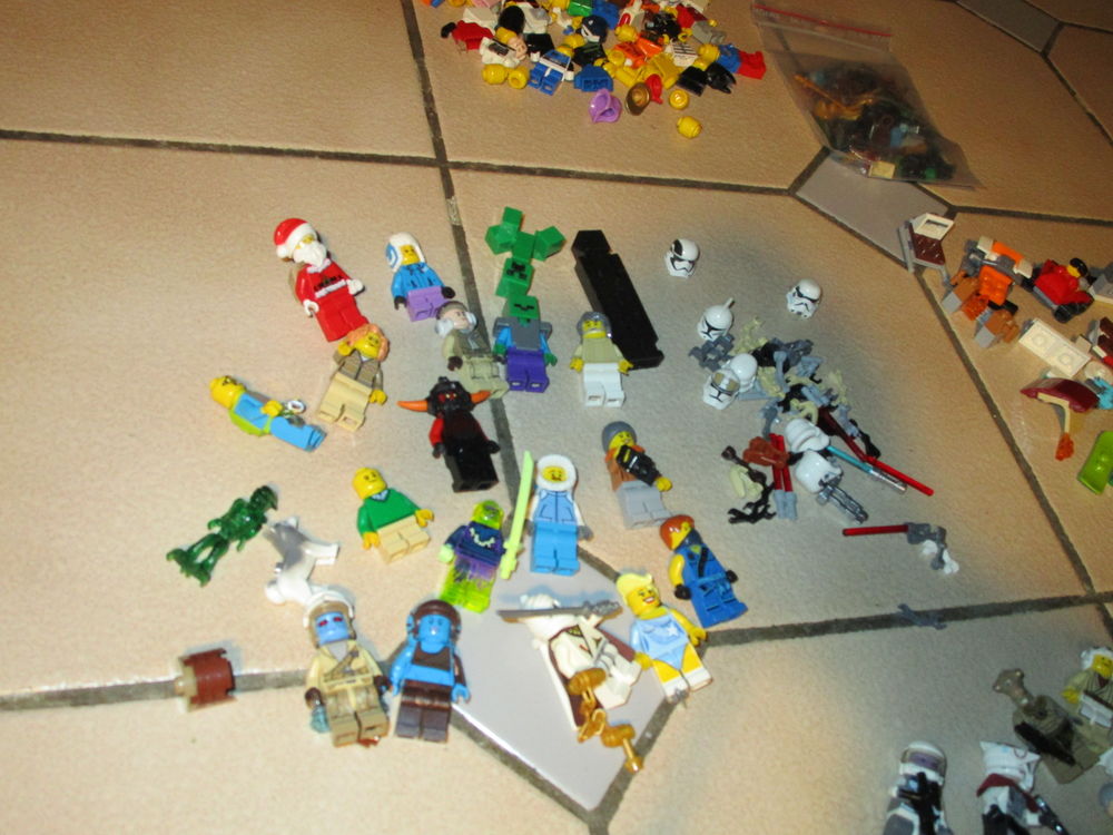 LOT LEGO FIGURINES STAR WARS + DIVERS+ ACCESSOIRES Jeux / jouets