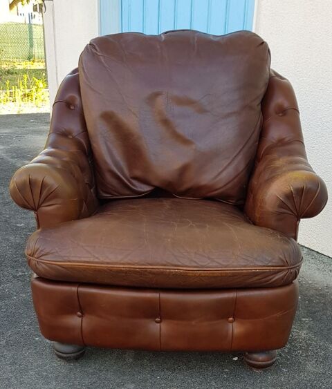 Fauteuil Chesterfield et pouf cuir vintage 290 Juranon (64)