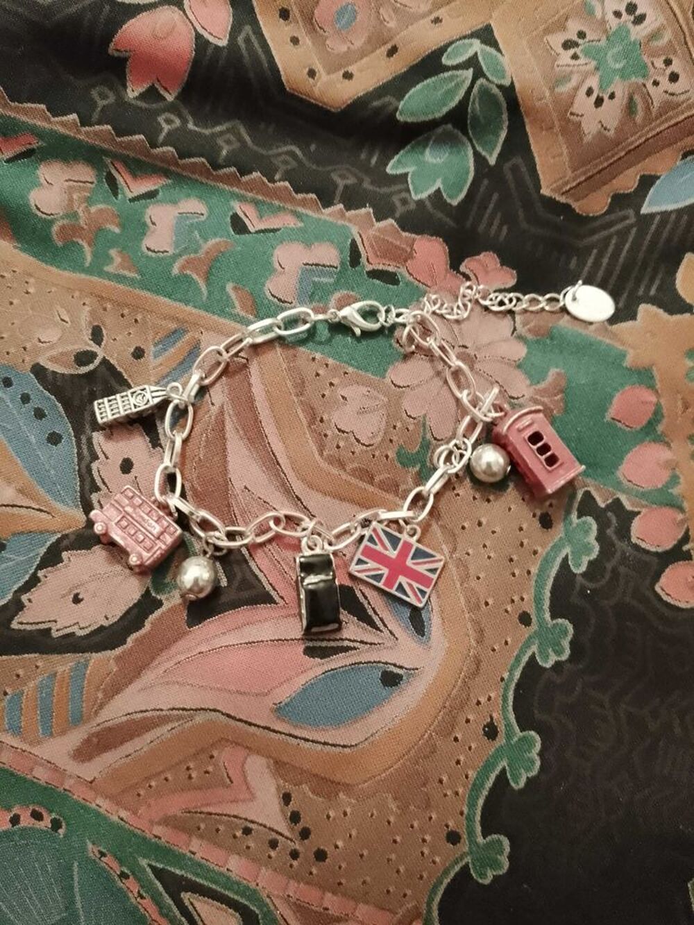 bracelet en m&eacute;tal argent&eacute; th&egrave;me Angleterre enfants. Bijoux et montres