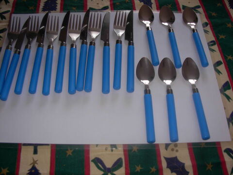 18 couverts : 6 fourchettes 6 couteaux 6 petites cuill�res 4 Ch�n�railles (23)