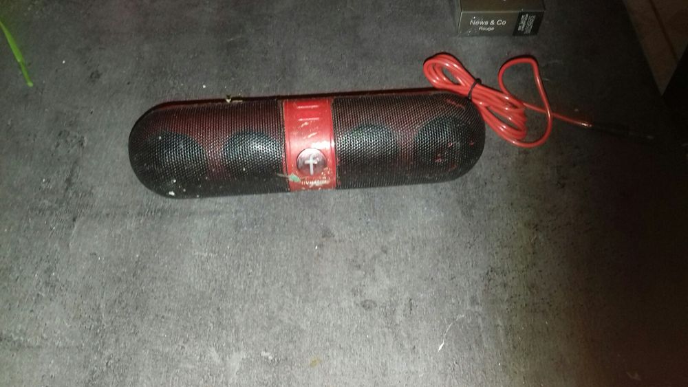 Bonjour une petite enceinte as venir chercher &agrave; mon domicile pas envoi ni de compte PayPal etc si sa int&eacute;resse n h&eacute;sit&eacute; pas &agrave; me contacter Sports