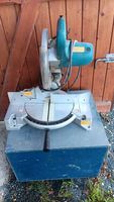   A V Scie à onglets MAKITA Réf : L S 1040 N . 