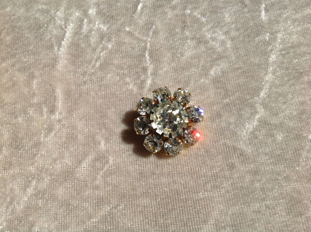 BROCHE STRASS IMITATION DIAMANT DIAM. 2,7cm Envoi Possible
Bijoux et montres