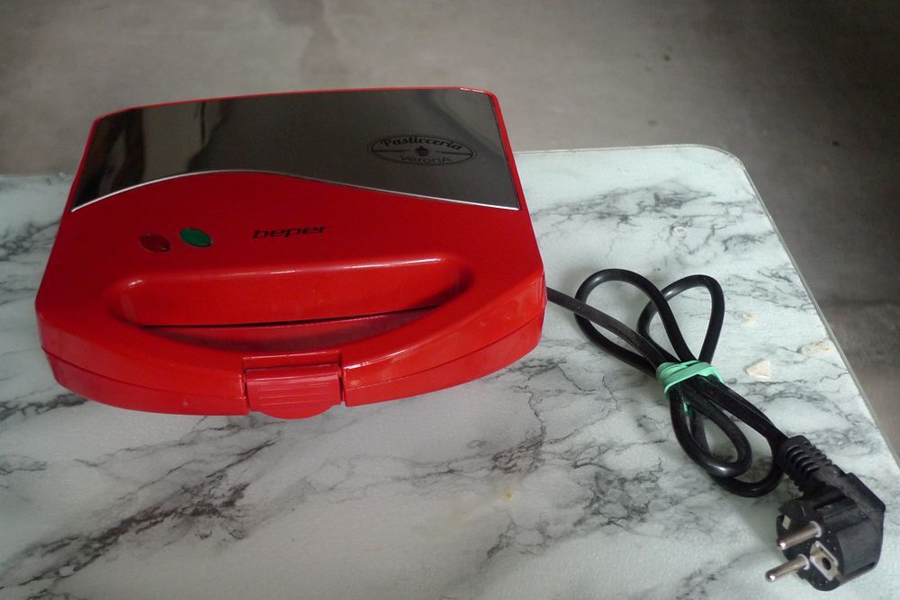 Gaufrier &eacute;lectrique Beper double laqu&eacute; rouge. Electrom�nager