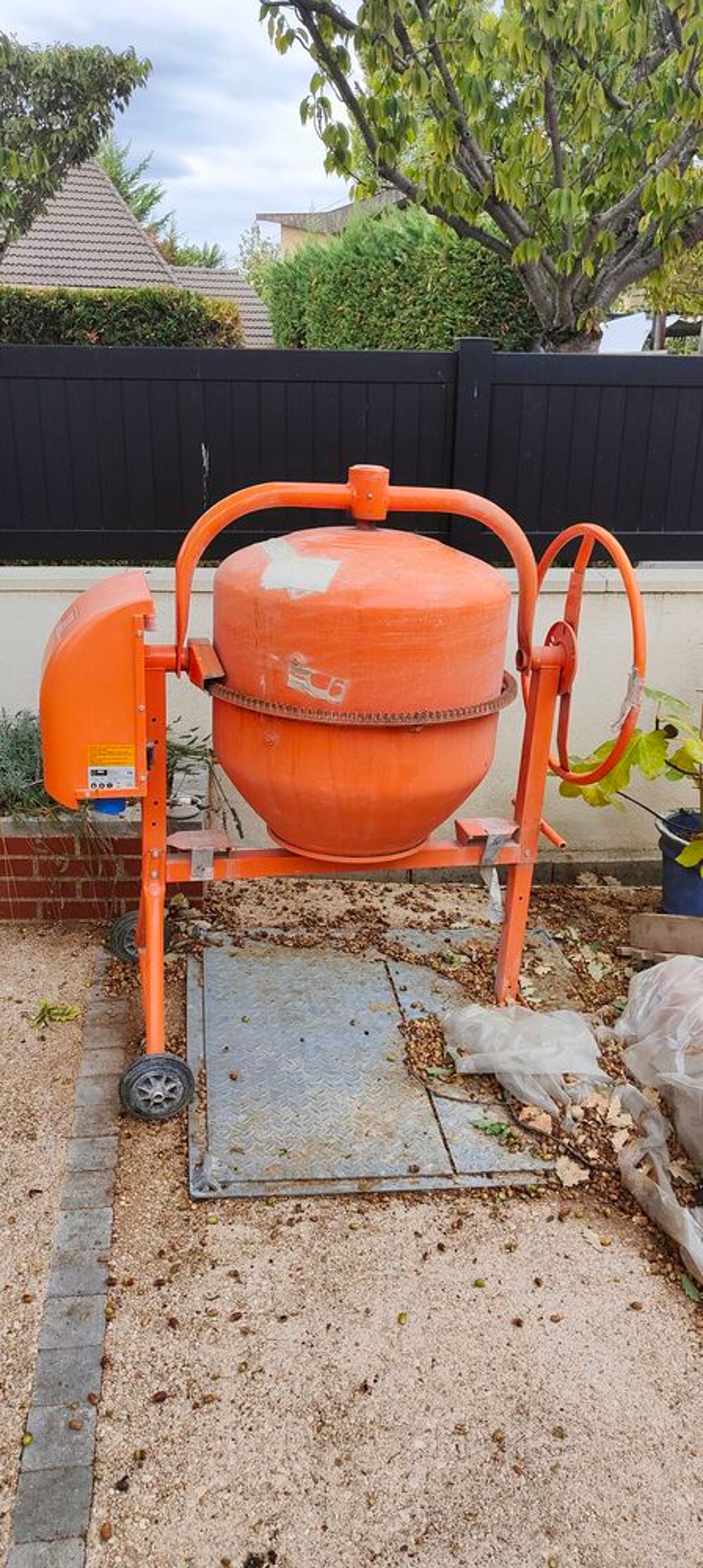 B&eacute;tonni&egrave;re 180L servi 1fois Bricolage