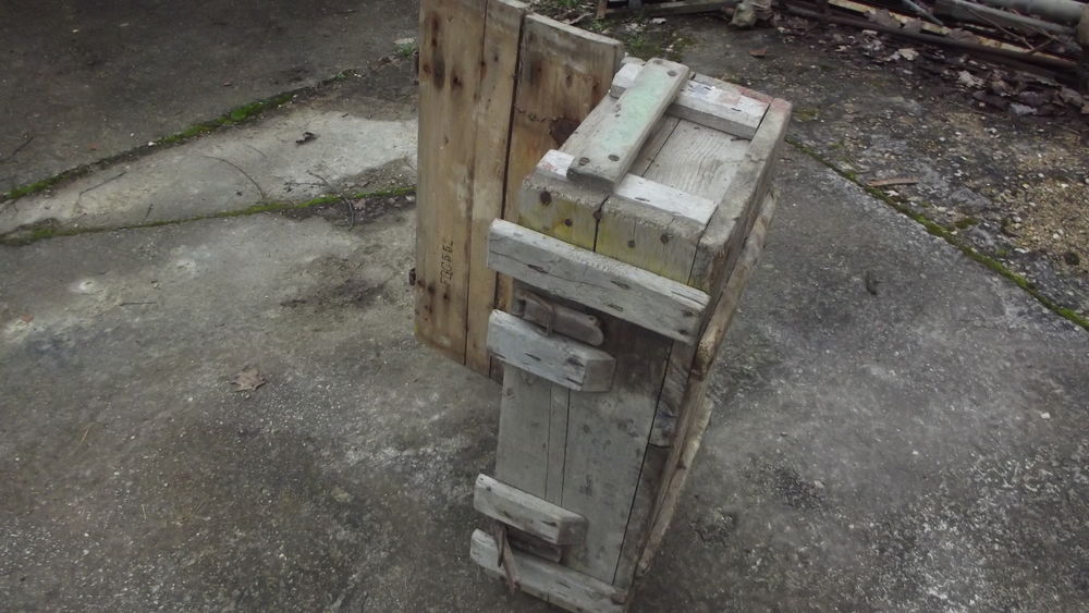 ancien coffre bois de ma&ccedil;on pour d&eacute;co 
Décoration