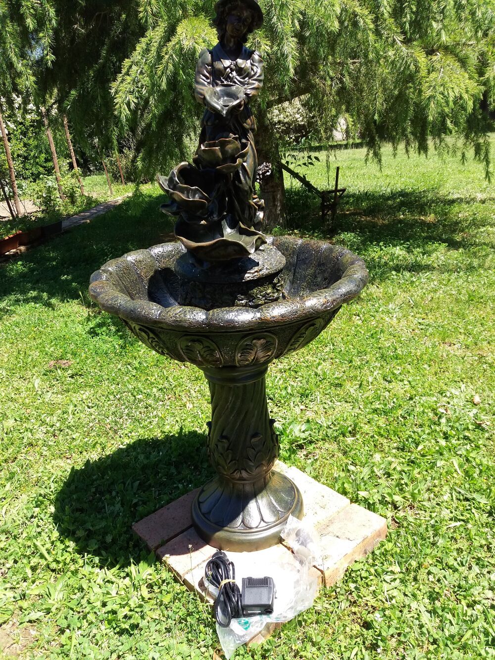 Fontaine de Jardin en R&eacute;sine avec Statue , jamais install&eacute;e Décoration