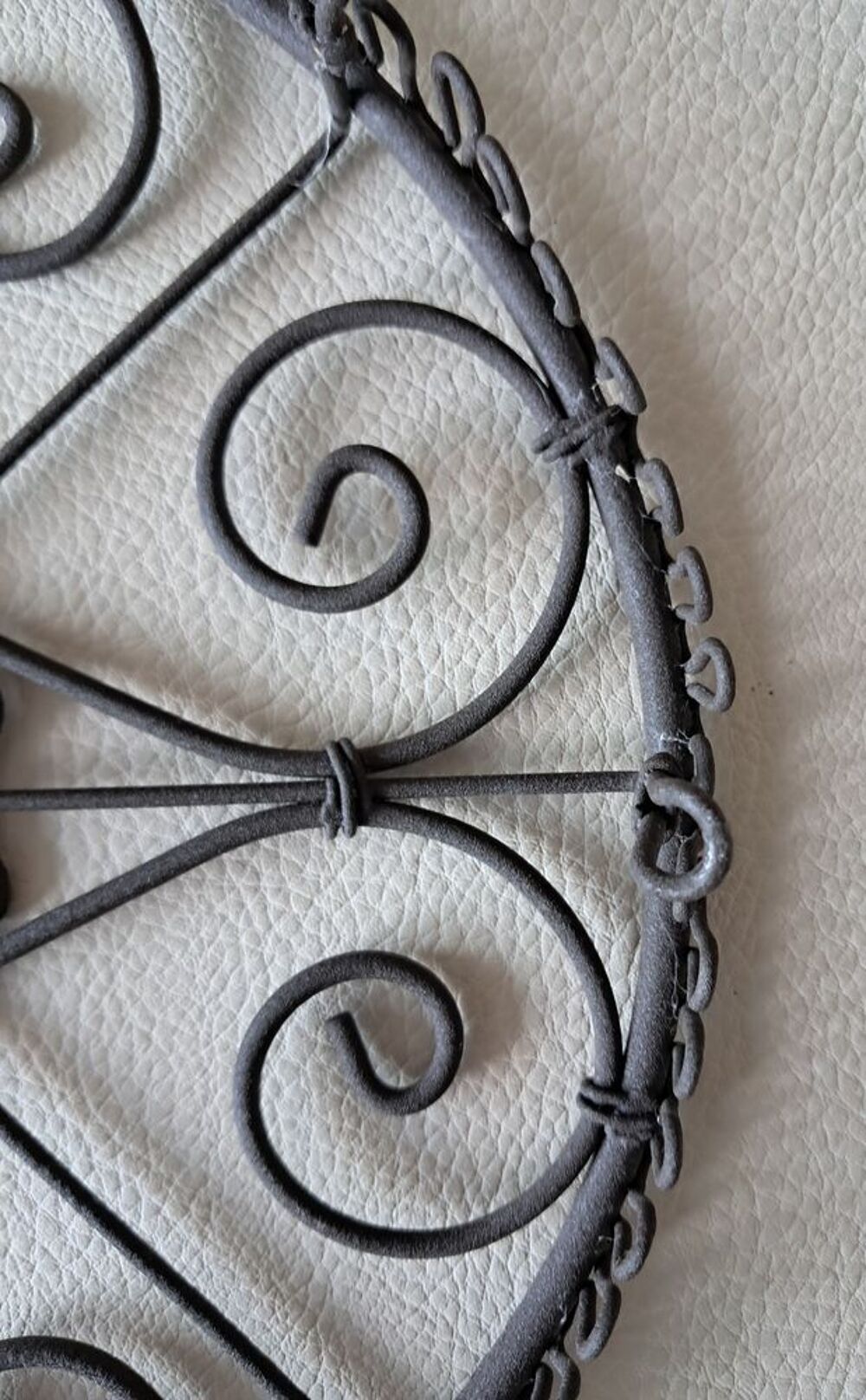 dessous de plat ou de pot de fleur en dentelle de fer patin&eacute; Décoration