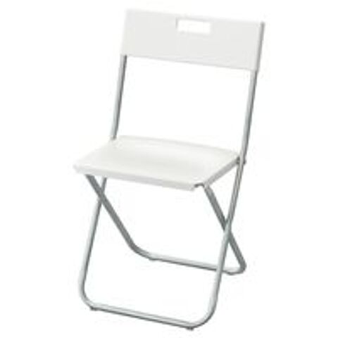   tables et chaises blanches pliantes 