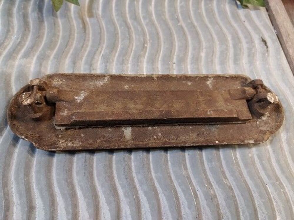 Ancienne Boite aux Lettres de Porte en Fonte Camion Fr&egrave;res. 