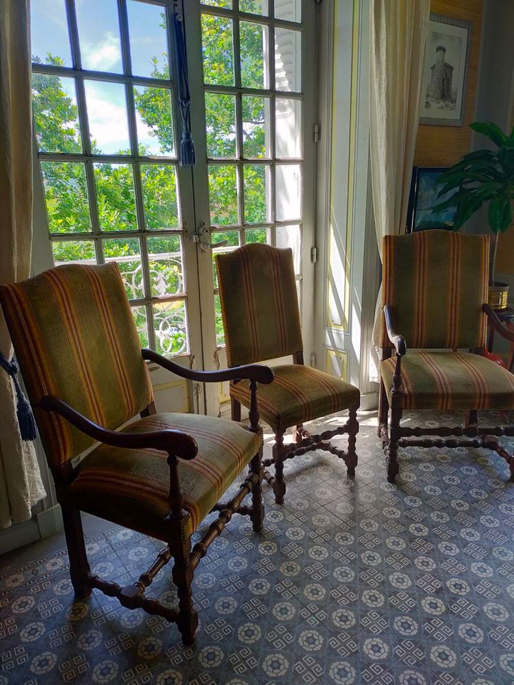 deux fauteuils et quatre chaises style Louis XIII Meubles
