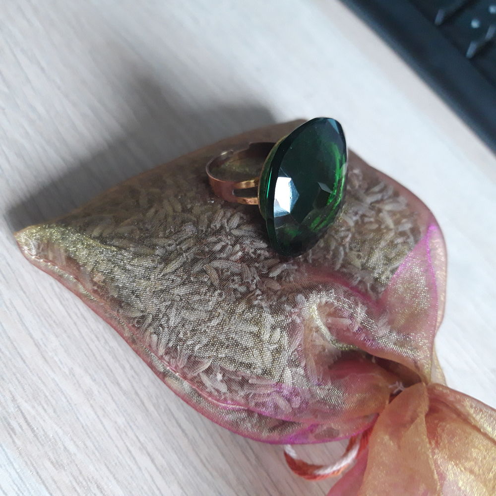 BAGUE FEMME. 
carree . BELLE PIERRE FACETEE Bijoux et montres
