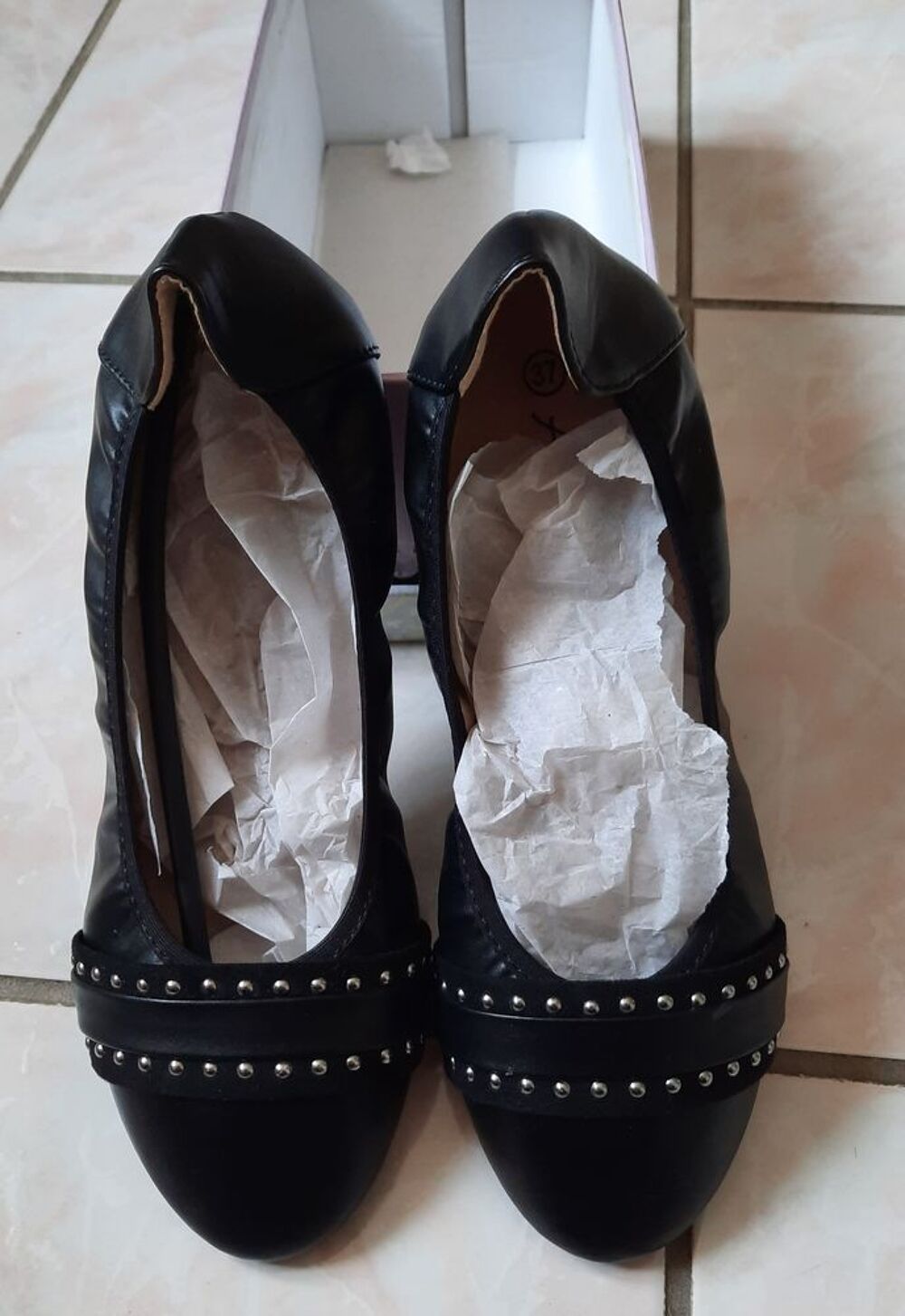 Chaussures plates ballerines noire petit clous P 37 neuf Chaussures