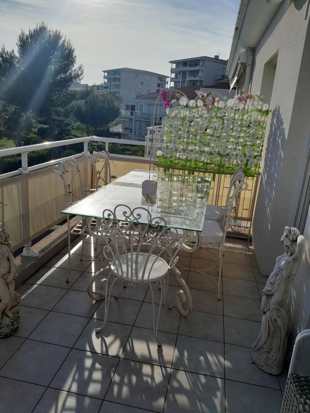 Table en fer forg&eacute; avec 6 chaises Meubles