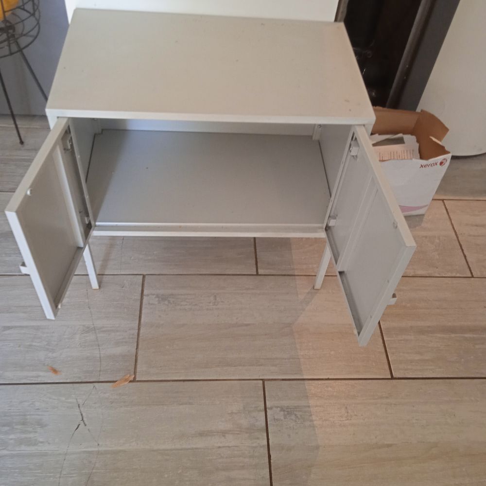 Petit meuble m&eacute;tal gris 2 porte 60 cm de long, 35 de profond Meubles