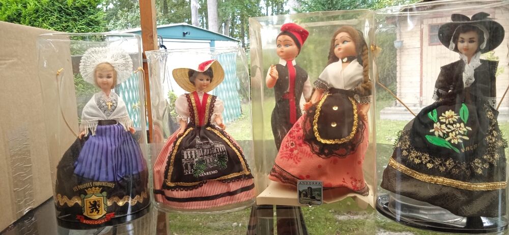 tr&egrave;s jolies poup&eacute;es de r&eacute;gions 