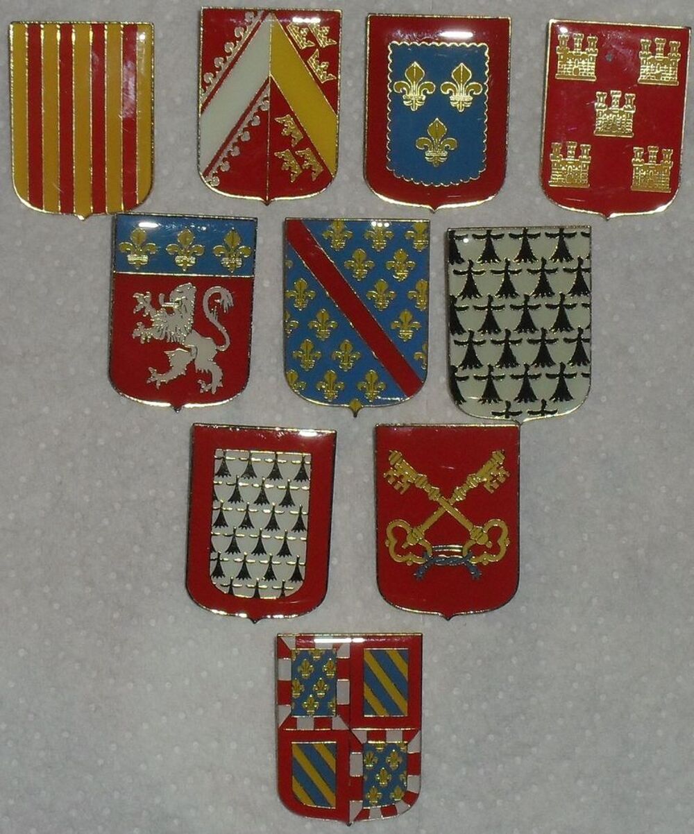 Lot de 10 BLASONS sous forme de Pin's des Editions Atlas. 