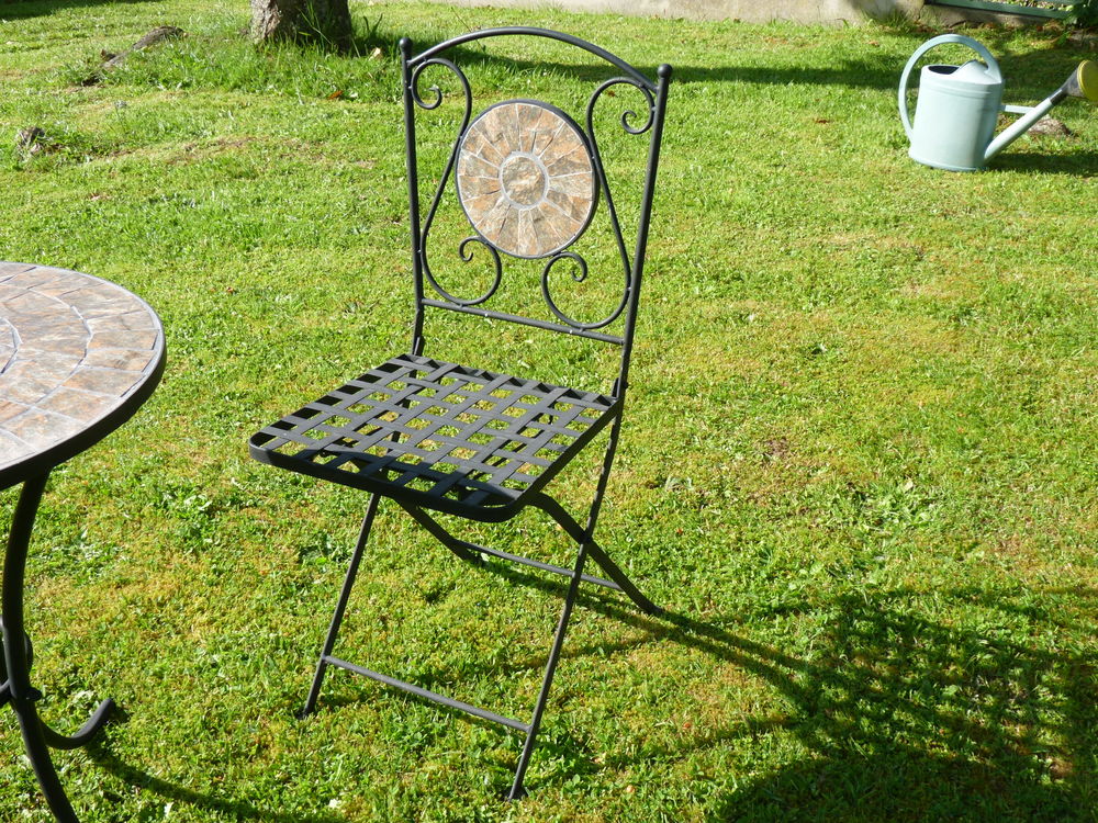 Salon de jardin en fer forg&eacute; et carreaux de c&eacute;ramique Jardin