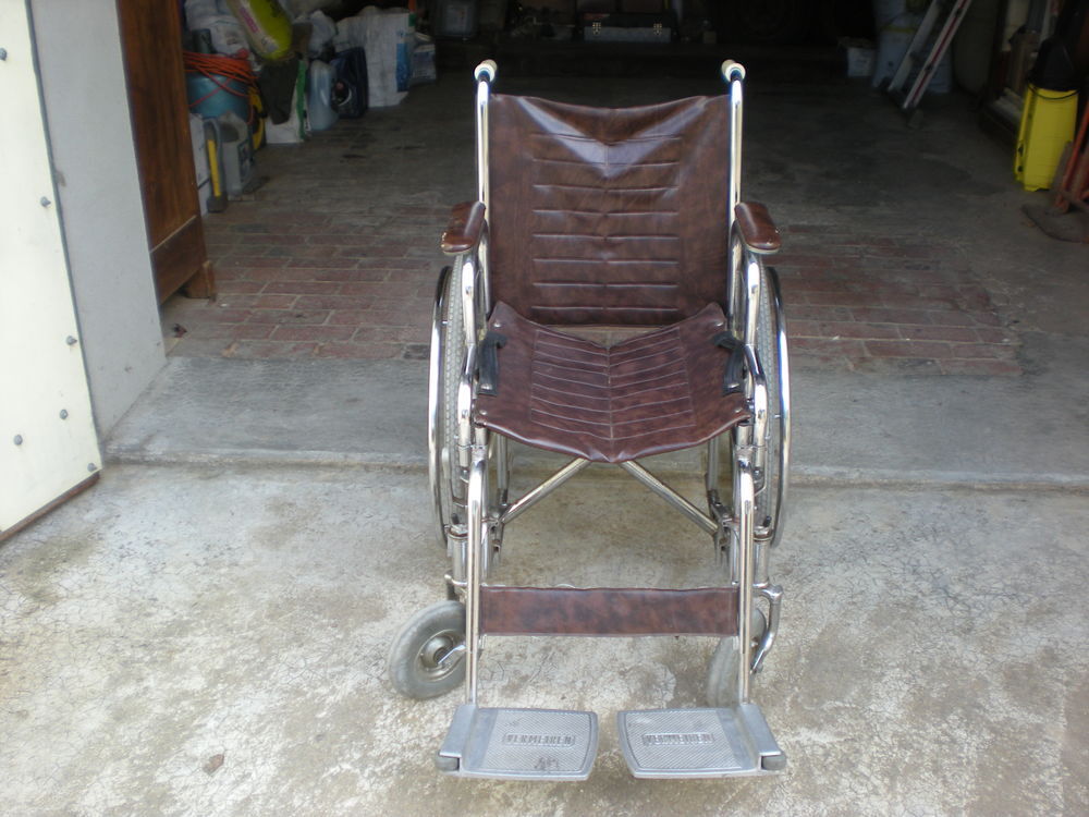 Fauteuil Roulant pour personne &agrave; mobilit&eacute; r&eacute;duite Puriculture