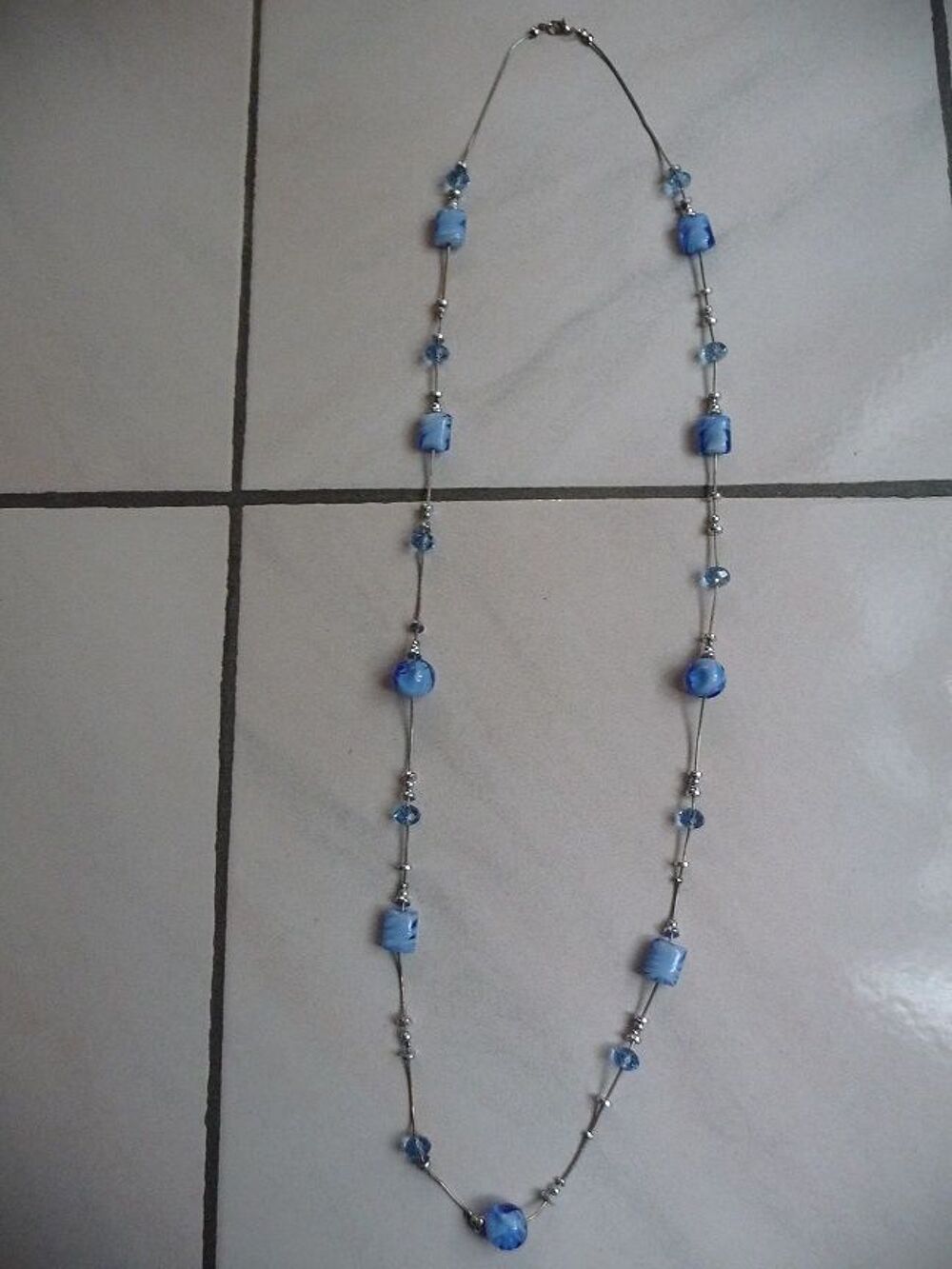 Sautoir Grand collier en Perles de verre bleues - N E U F Bijoux et montres