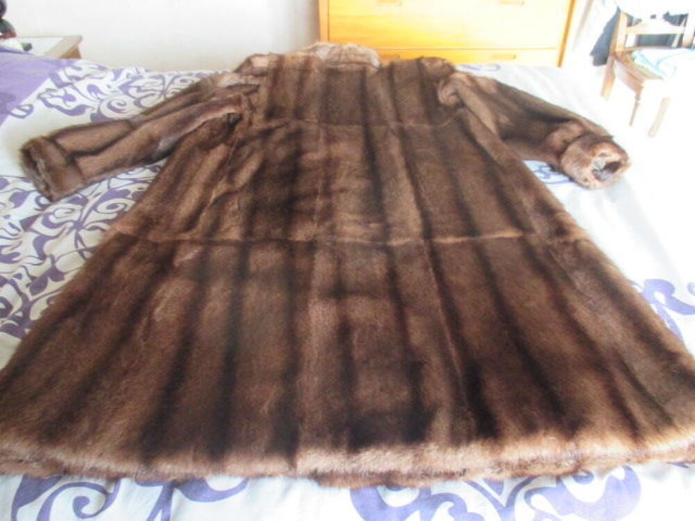TRES BEAU MANTEAU LONG EN MURMEL ( MARMOTTE DU CANADA ) . Vêtements