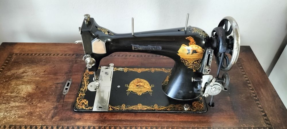 Machine &agrave; coudre ancienne Electroménager