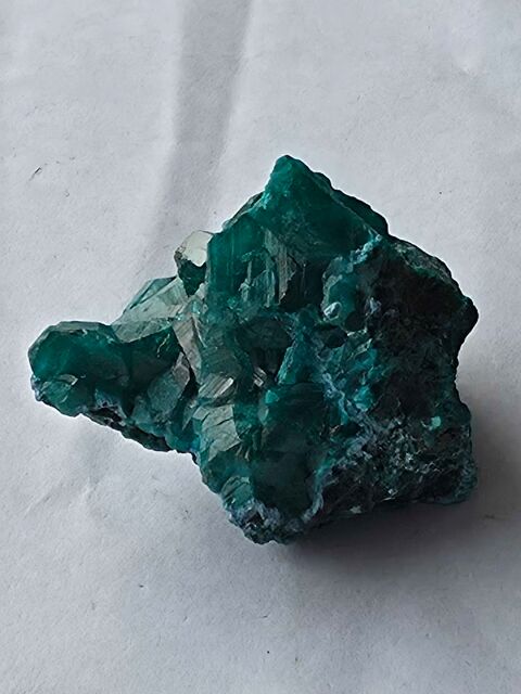Superbe Dioptase Cristallisée-Vert Emeraude Brut 50 Bagneux (92)
