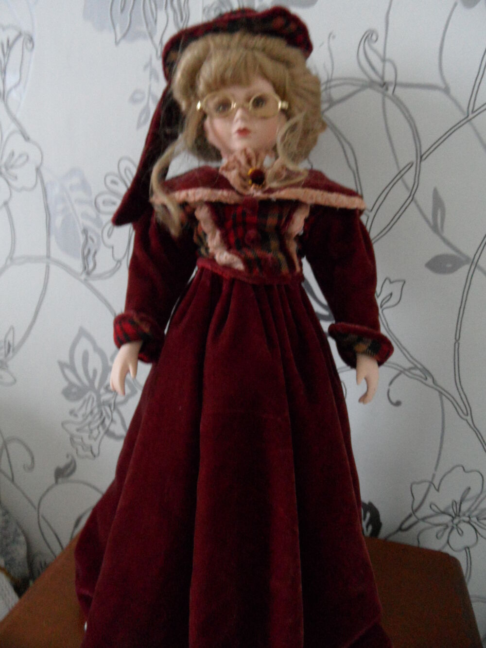 Poup&eacute;e de Collection en Tenue Traditionnelle 