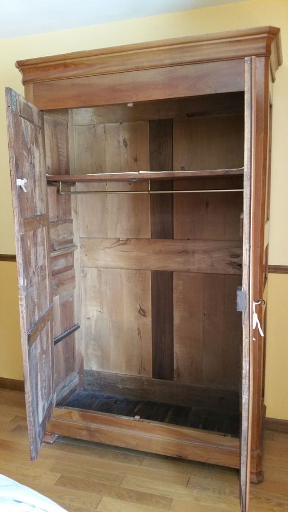 Tr&egrave;s belle armoire ancienne en merisier Meubles