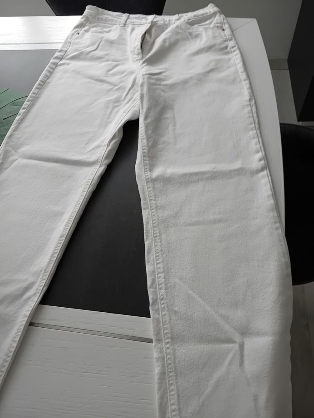 Pantalon blanc. 
Vêtements
