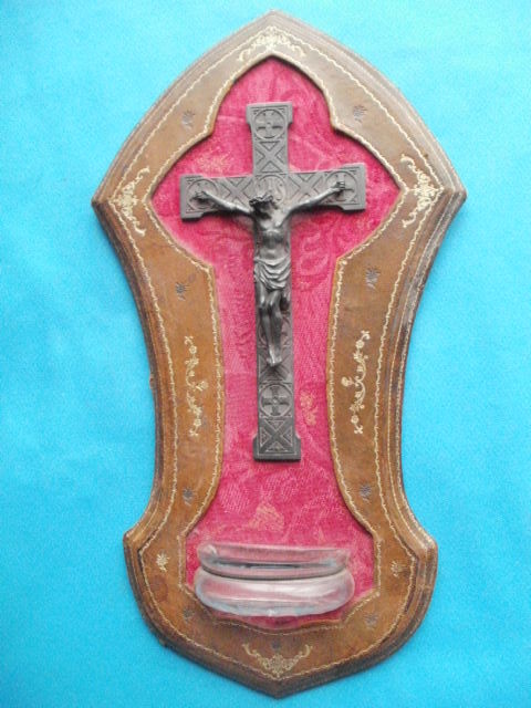 Ancien Benitier avec crucifix, revêtement cuir Hauteur 32.5 cm 15 Montauban (82)