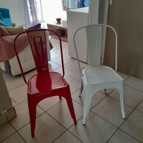 Chaises couleur acier une rouge et une blanche peu servies Moustoir-Ac (56)