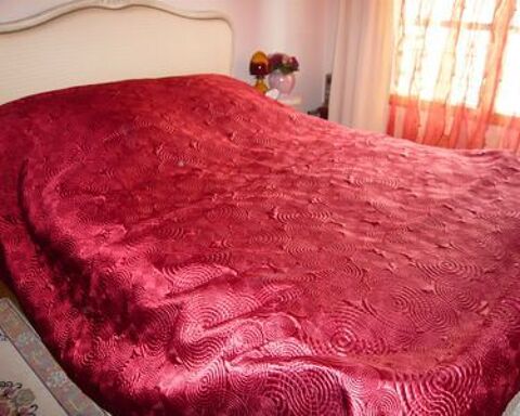 Couvre-lit rouge .  30 Paris 12 (75)