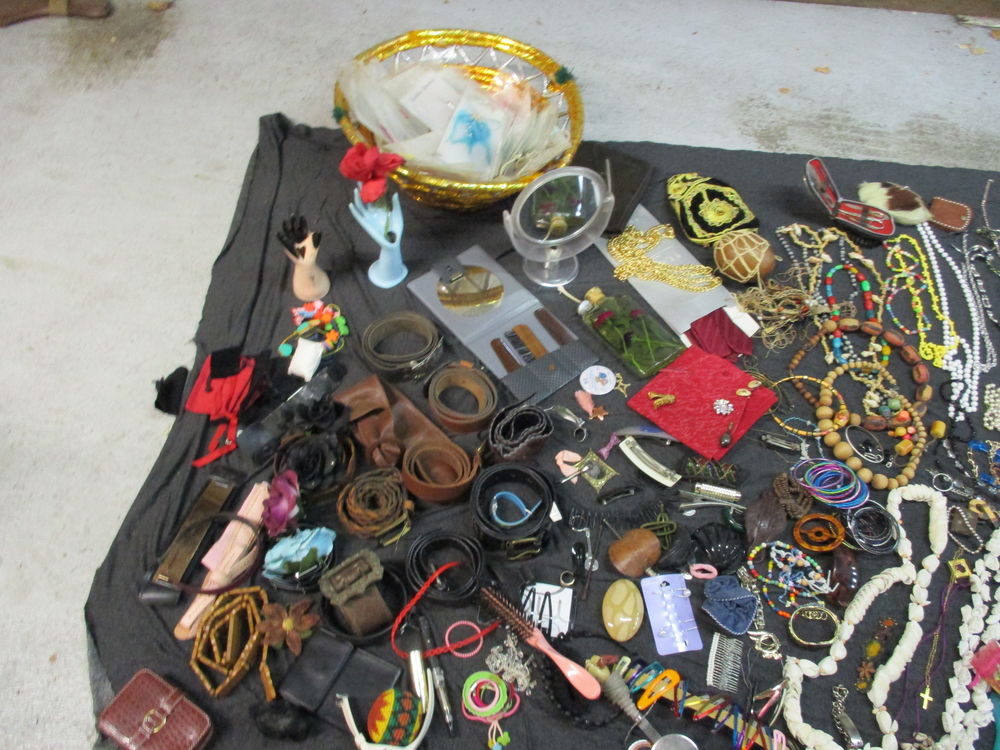 lot de bijoux fantaisie pas d or environ 200 articles Bijoux et montres