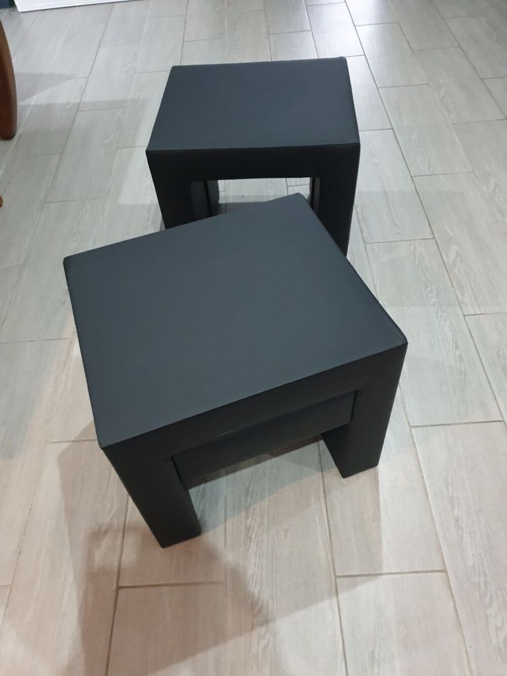 Deux Table de CHEVETS en Skay &eacute;tat comme Neuf. Meubles