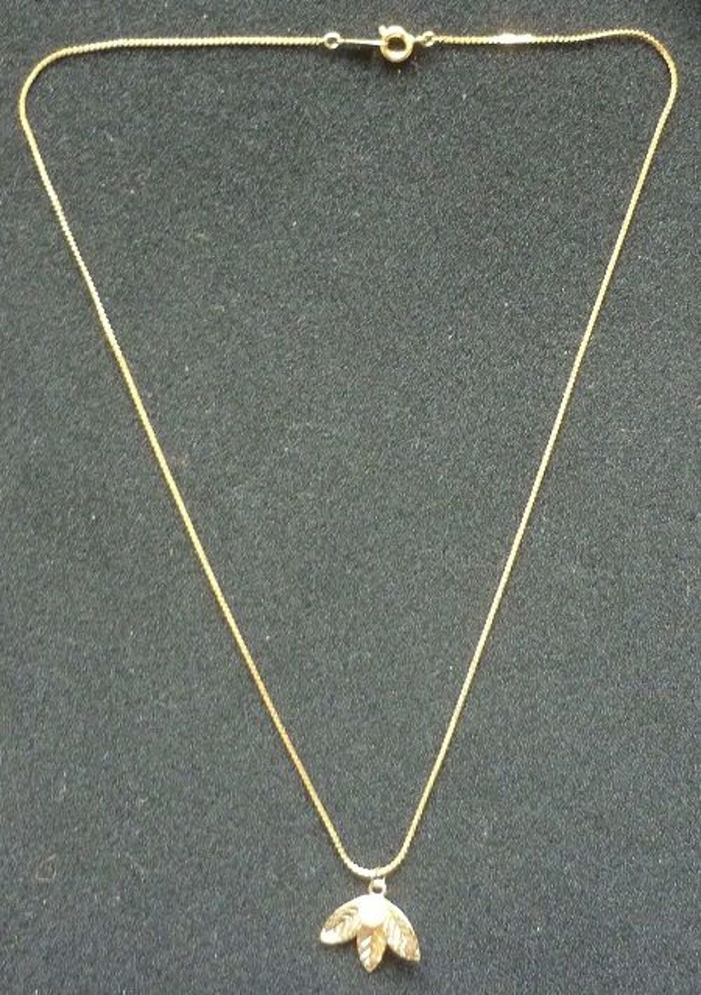 BIJOUX fantaisie collection DAMART : Lot de 3 colliers dor&eacute;s Bijoux et montres