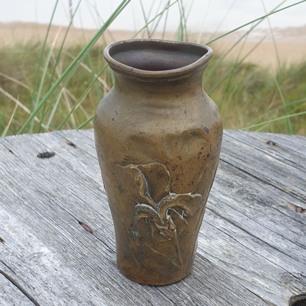 Petit vase en laiton Motif floral en relief ancien Style art Décoration